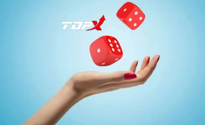 Mão lançando dois dados vermelhos sobre fundo azul-claro, imagem da TopX